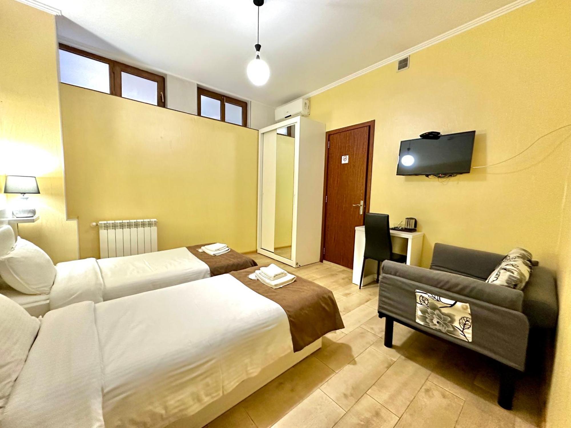 Hotel Four Brothers Тбилиси Экстерьер фото