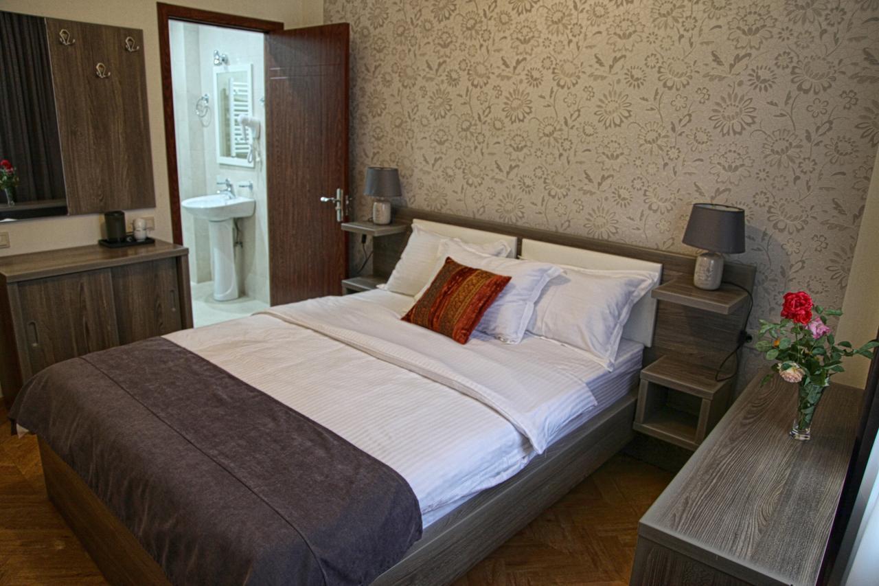 Hotel Four Brothers Тбилиси Экстерьер фото